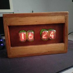 Ręcznie wykonany zegar z Nixie, wyświetlający godzinę 16:24.