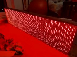 Panel LED świecący na czerwono.