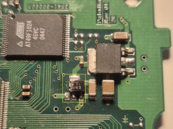 Uszkodzony tranzystor oznaczony 243 obok kontrolera Atmel na płytce PCB BF41-00080A