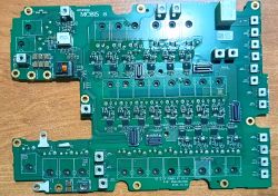 Płyta PCB Hyundai MOBIS z komponentami elektronicznymi i złączami na tle drewnianym