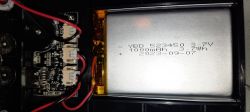 Wnętrze mikroskopu z widoczną płytką drukowaną i akumulatorem 1000mAh.