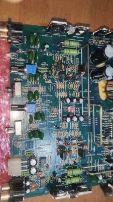 Płyta drukowana z komponentami elektronicznymi.
