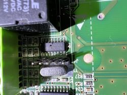 Zbliżenie na płytkę elektroniczną z widocznym układem scalonym ULN2003 i innymi komponentami.