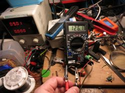 Modyfikacja marketowego multimetru DT830, dająca zakresy napięć i prądów 100x mniejsze.