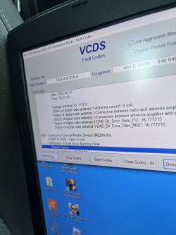 Ekran laptopa z wyświetlonymi kodami błędów VCDS
