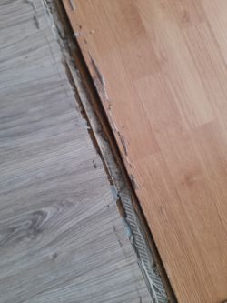 Wypełnianie bruzdy w betonie po kablu - metody, materiały i montaż listwy progowej