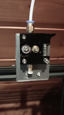 Problem z odklejaniem się wydruku po trzeciej warstwie na Anet A8 Plus - przyczyny i porady