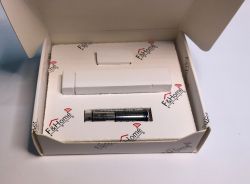 Czujnik otwarcia okna lub drzwi w pudełku z baterią AAA, marki F&amp;Home Radio.