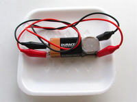 Łódka bez silnika i wioseł, a pływa.