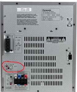 Tylny panel wieży Panasonic SA AK47 z oznaczeniem gniazda AUX.