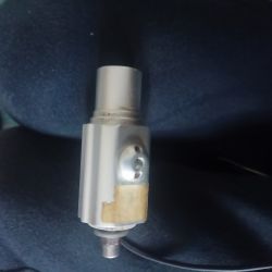 Kamera z uszkodzonym kablem RCA.