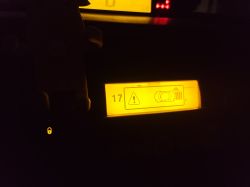 Wyświetlacz w Citroenie C4 z roku 2005 z komunikatem o usterce czujników cofania.