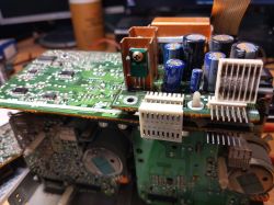 Wnętrze wieży Sony MHC-4700, wnętrzności urządzenia z widocznymi płytami drukowanymi i komponentami elektronicznymi.