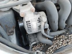 Alternator w komorze silnika Forda Focusa 1.6 16V z 2000 roku.