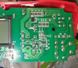 Płytka PCB z widocznymi komponentami SMD, w tym rezystor R6 i dioda D1