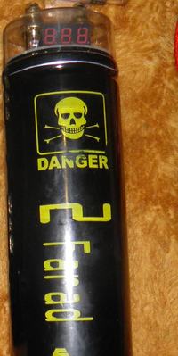 Kondensator 2F bez REM - jak podłączyć, by wyłączał się z wzmacniaczem?