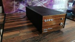 Wzmacniacz lampowy Tube Phono Stage marki Infinity na drewnianym blacie.