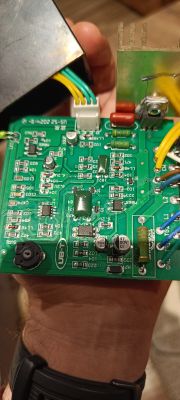Zbliżenie na płytkę drukowaną z różnymi komponentami elektronicznymi.