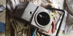 Metalowy korpus podnośnika hydraulicznego z żółtym oznaczeniem wokół śruby zaworka.