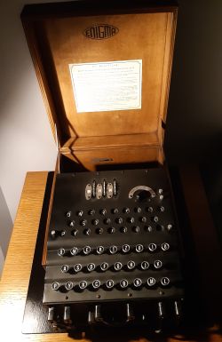 Jak działała elektromechaniczna maszyna szyfrująca Enigma - opis dla elektroników, inżynierów