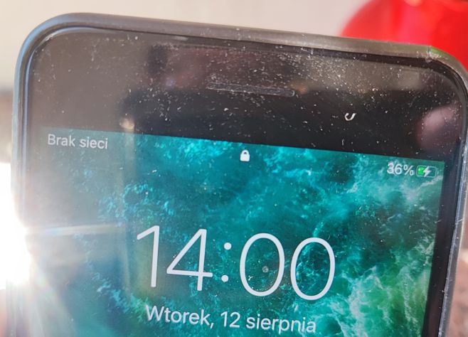 Zbliżenie na ekran smartfona z baterią na poziomie 36% i godziną 14:00