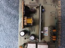 Płytka drukowana z elementami elektronicznymi na niebieskim materiale