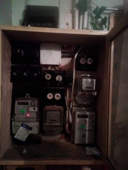 Skrzynka elektryczna z różnymi licznikami i przyłączami.