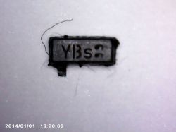Zdjęcie małego komponentu elektronicznego z oznaczeniem Y13S2.