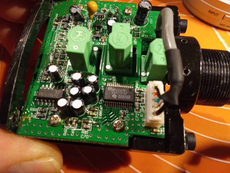 Zbliżenie na wnętrze mikrofonu Samson G Track z widoczną płytą drukowaną.