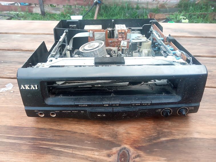 Otwarty magnetowid Akai VS-R88K z widocznymi elementami mechanicznymi i elektronicznymi