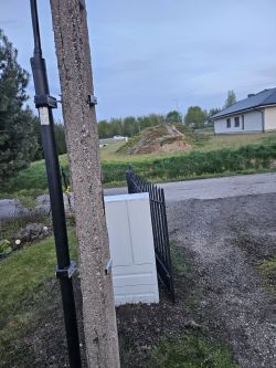 Skrzynka elektryczna blokująca otwieranie bramy na posesję.