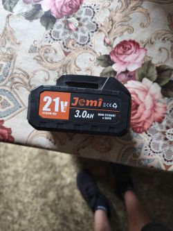Akumulator litowo-jonowy Jemi 21V Max 3,0Ah na stole w kwiatowy wzór
