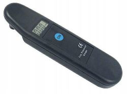 Czarny, plastikowy chiński manometr cyfrowy z niebieskim przyciskiem 