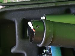 Zbliżenie na czarny uchwyt z wyjętą gumą i widocznymi wkrętami.