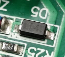 Dioda SMD oznaczona jako T4 na płytce PCB, opisana jako D5