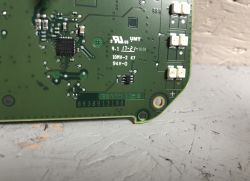Płytka drukowana z różnymi komponentami elektronicznymi, w tym układem scalonym.