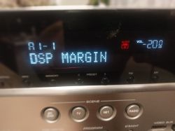 Wyświetlacz amplitunera Yamaha RX-V673 pokazujący komunikat DSP MARGIN
