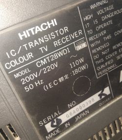 Stary telewizor Hitachi - odczytanie roku produkcji z numeru seryjnego.