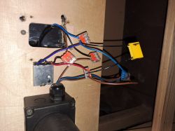 Podłączenie przewodów elektrycznych w drewnianej obudowie