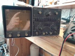 Oscyloskop analogowy Philips PM 3233 z widocznymi pokrętłami i ekranem katodowym