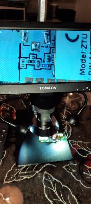 Mikroskop TOMLOV DM9 Pro z widokiem na płytkę elektroniczną na wyświetlaczu.