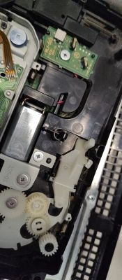 Naped ps3 fat cechl04 problem ze zlozeniem panelu.z kólkami zebatymi