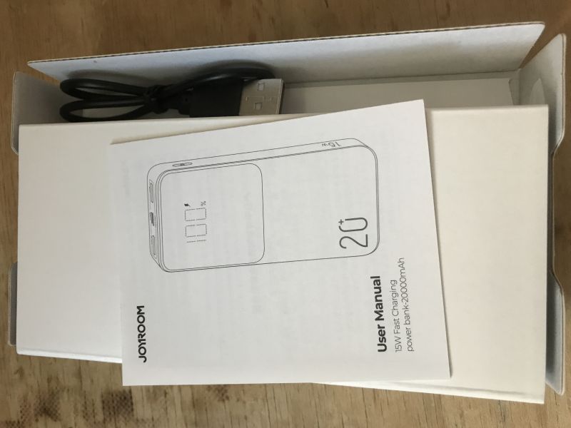 Opakowanie i instrukcja powerbanku Joyroom o pojemności 20,000 mAh.