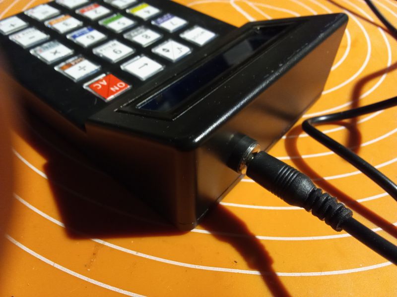 Duży kalkulator podłączony do ładowarki