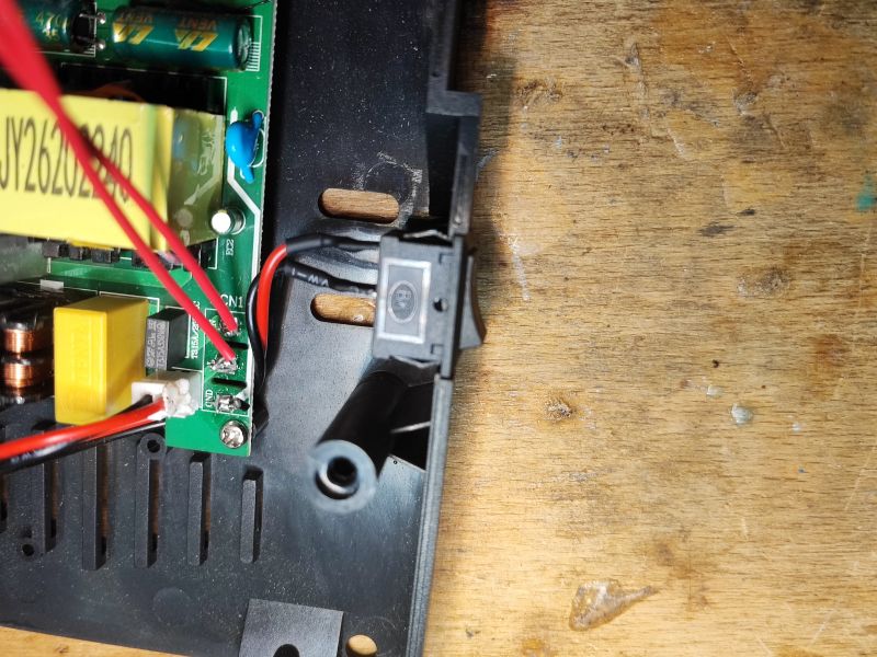 Wnętrze stacji lutowniczej Yato YT-82462 z widoczną płytką zasilacza