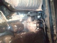 Jak usunąć wyciek oleju ze skrzyni biegów w moim aucie? Załączam zdjęcia.