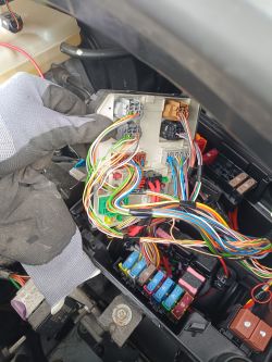 Widok skrzynki bezpieczników Renault Master 2018 z odkrytą wiązką kabli