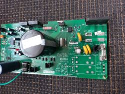 Bieżnia wyzwala bezpiecznik przy uruchomieniu.