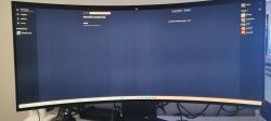 Monitor LG UltraGear OLED 34GS95QE z widocznymi jasnymi pionowymi pasami na ciemnym tle.