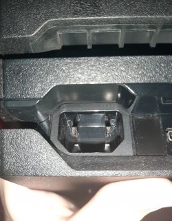 Dlaczego po zwarciu w kuchence z gniazdka i konsoli PS4 PRO słychać pstrykanie?